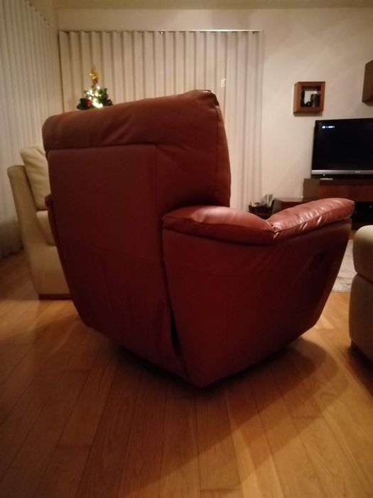 Poltrona IKEA em pele genuína, reclinável e giratória