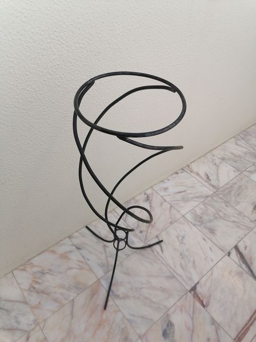 Suporte de chão Sellette  pedestal ou porta vasos em Ferro Forjado