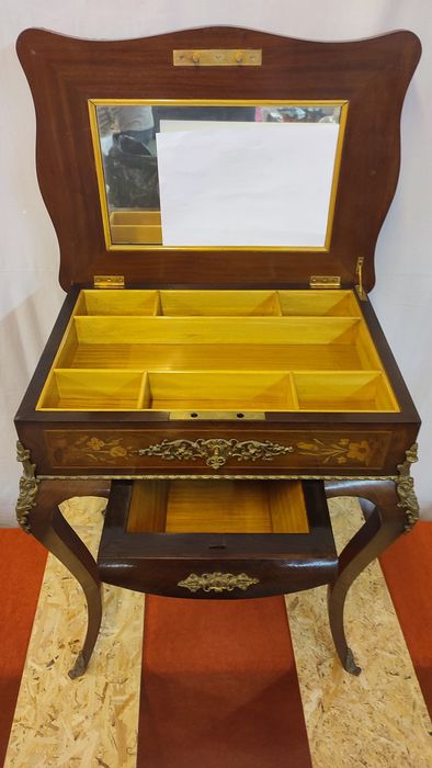 Mesa trabalhada com acabamentos metálicos