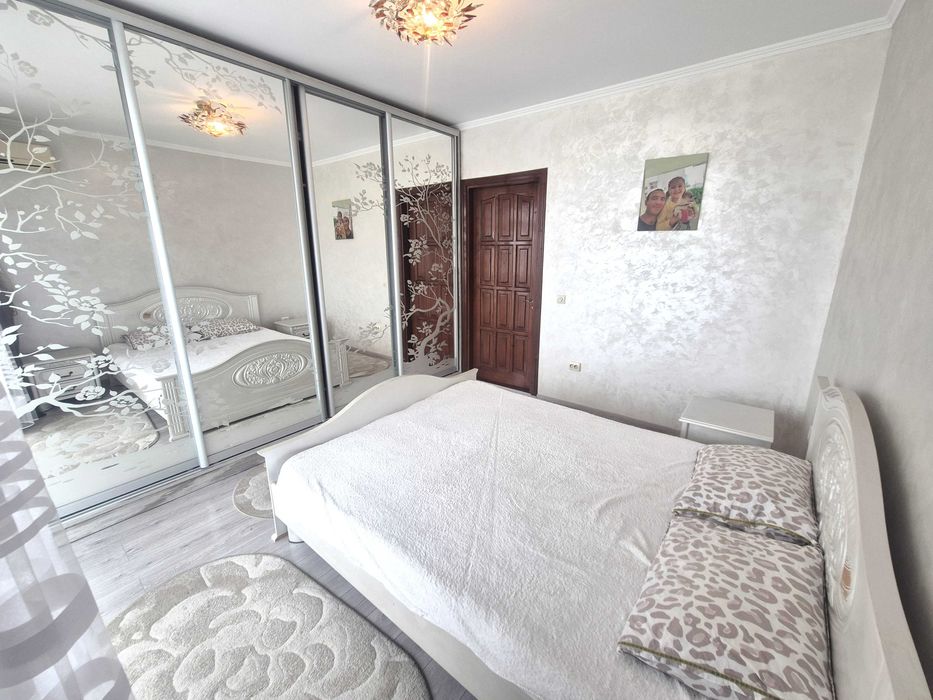 Укомплектована 3-кімнатна квартира в обжитому будинку.