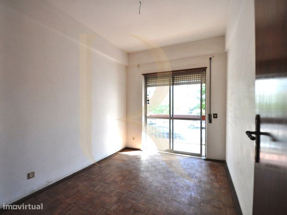 Apartamento T3 com elevador e varandas em Setúbal