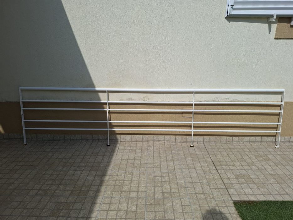 Vende se gradeamento branco