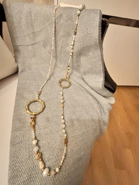 Colar novo em tons de pastel e dourado