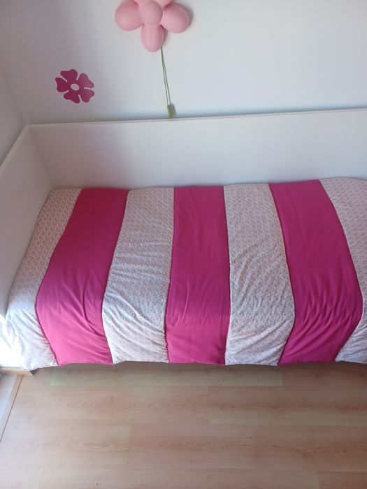 Cama individual com colchão.
