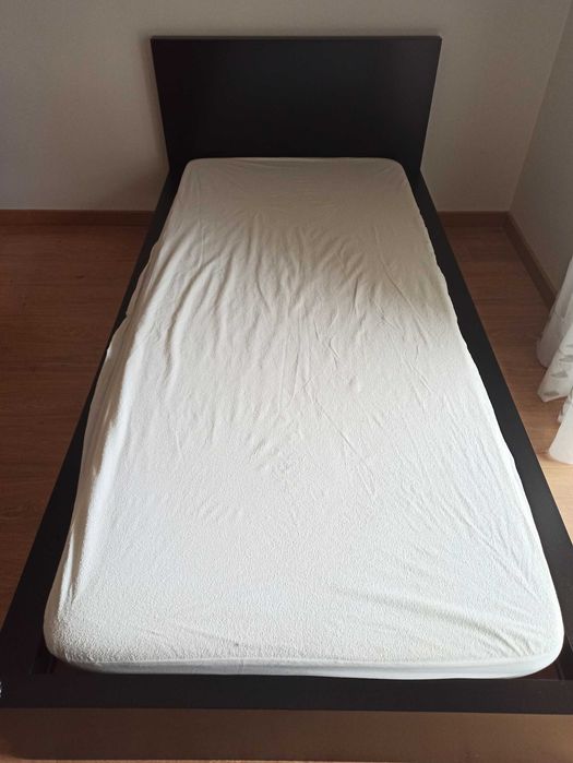 Cama de solteiro e mesa de cabeceira MALM, IKEA