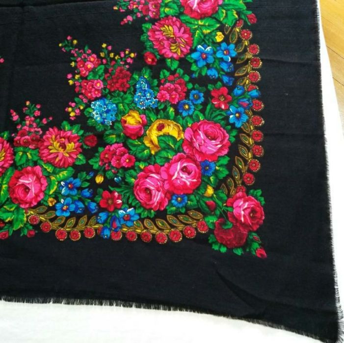 Українська жіноча хустка чорна з квітами велика хустка вовняна