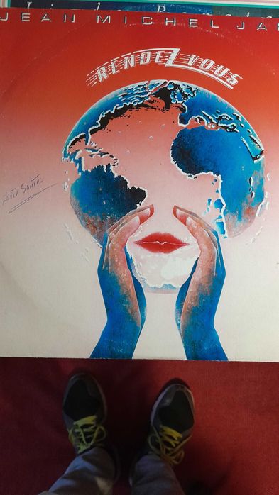 Singles e L.Pês  de vários artistas portugueses e estrangeiros