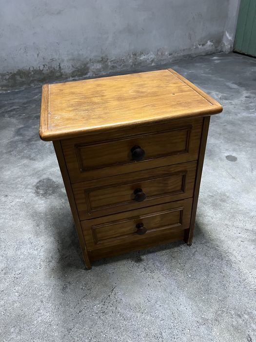 Mesa de cabeceira de madeira