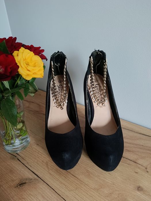 Czarne zamszowe szpilki ze srebrnym łańcuszkiem 38 new look