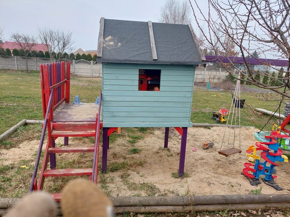 Plac zabaw dla dzieci wraz z akcesoriami