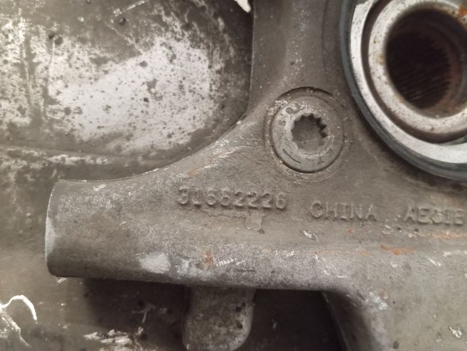 Вольво s90 v90 2018-2025 року 31682226 права цапфа ступиця