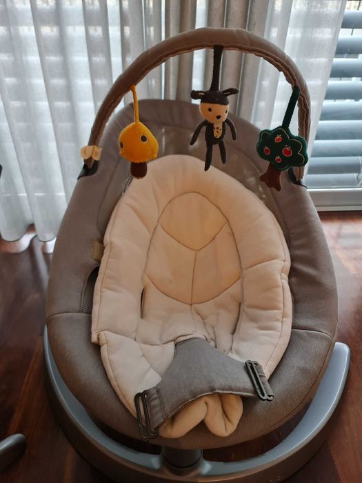 Espreguiçadeira Nuna Leaf Curv. Em óptimo estado. Com arco de brincar