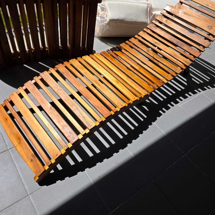 Duas Espreguiçadeiras Sun Lounger de Madeira de Acácia, dobrável com almofada e apoio para cabeça.