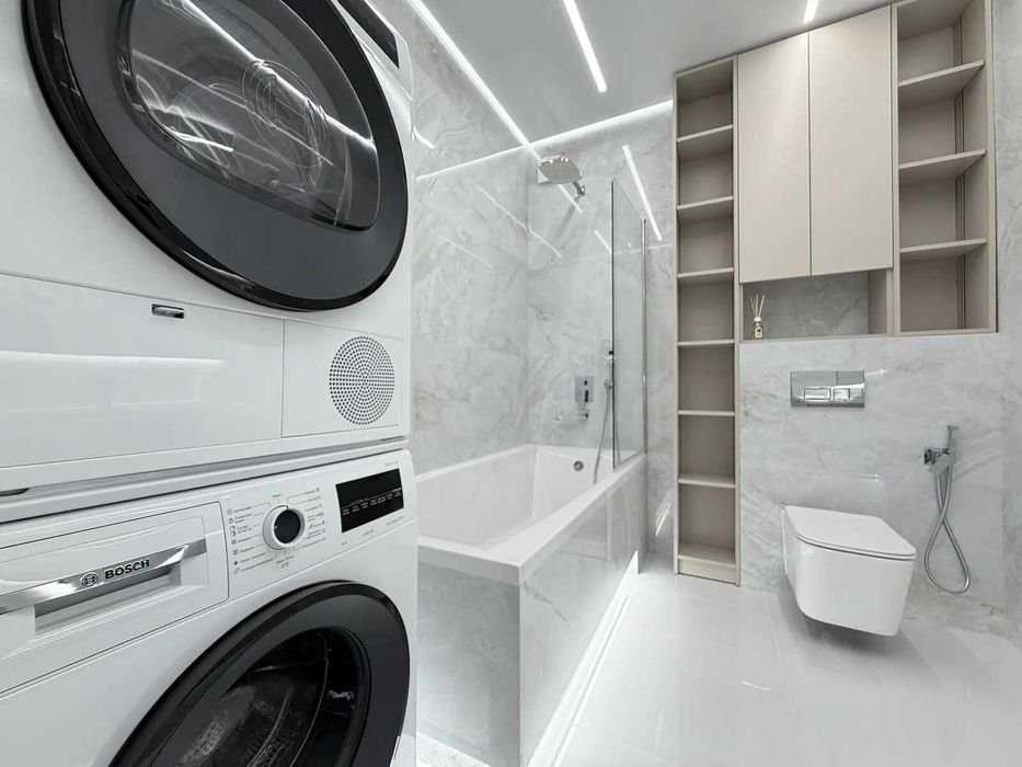 Стильна трикімнатна біля міського озера