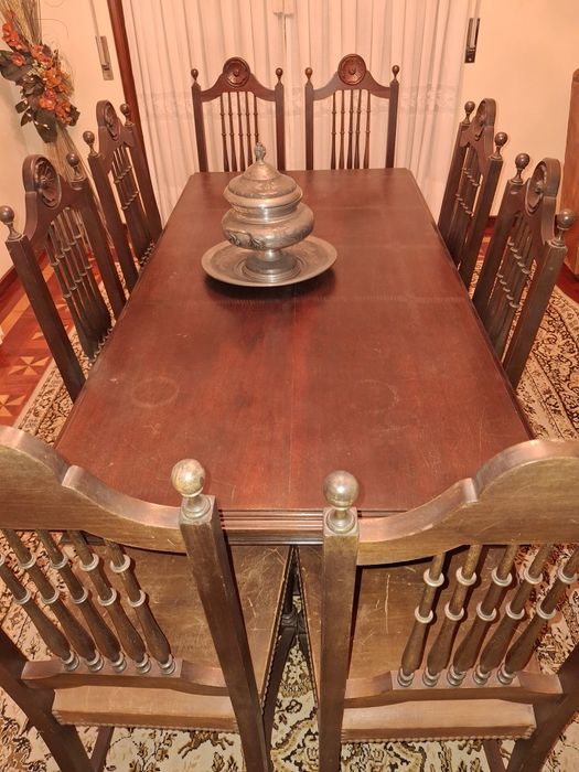 Mesa de sala com cadeiras