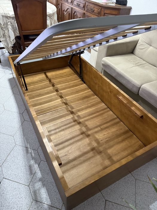Cama com estrado elevatório para arrumação + colchão