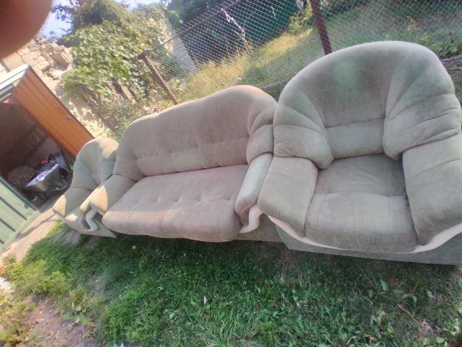 Мяка частина ,розкладний диван та два крісла.