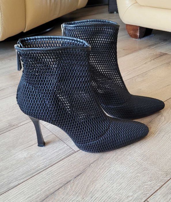 Czarne ażurowe botki Zara z siateczki, na obcasie roz. 38