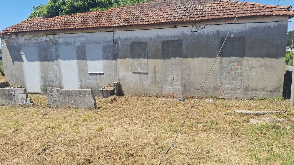 Terreno e casa T2 para recuperar em Ferreiró, Castêlo da Maia
