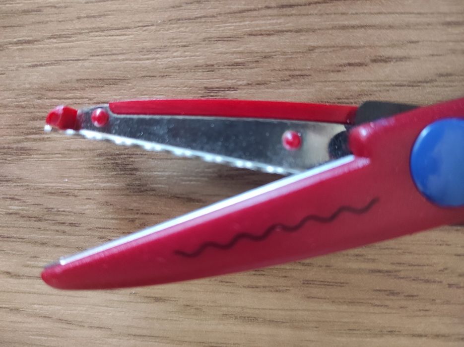 Яскраві фігурні ножиці