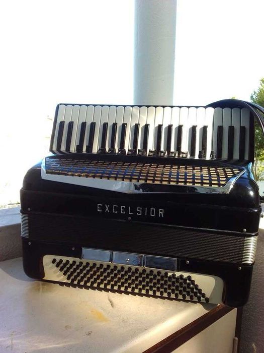 Acordeão Excelsior modelo 320, à 4a voz, 120 baixos, italiano - com mala e acessórios - afinado - excelente - com possibilidade de captação