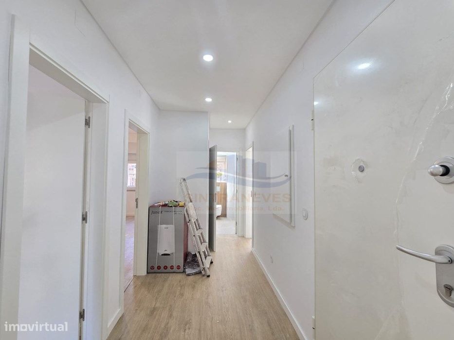 Fantástico T2 com varanda e Sala dupla totalmente remodelado 1. and...