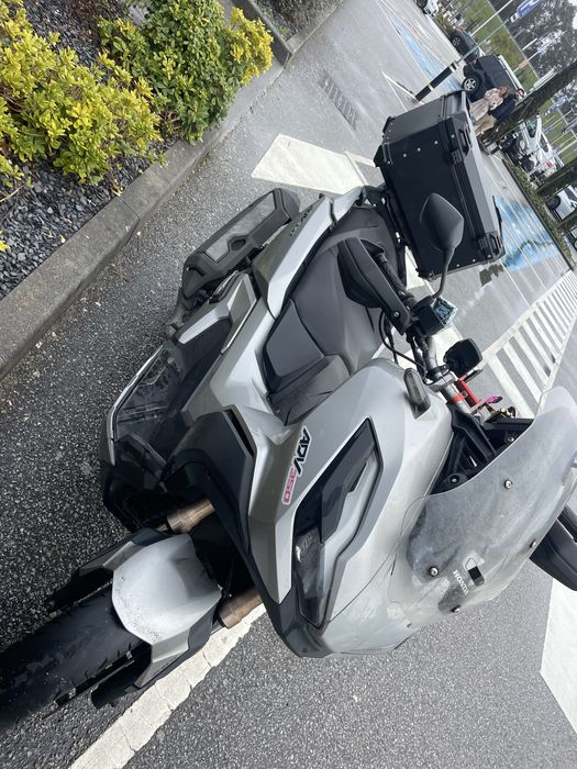 Honda Adv 350.