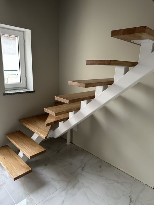 Schody metalowe na belce centralnej,schody loft ,nowoczesne,wewnętrzne