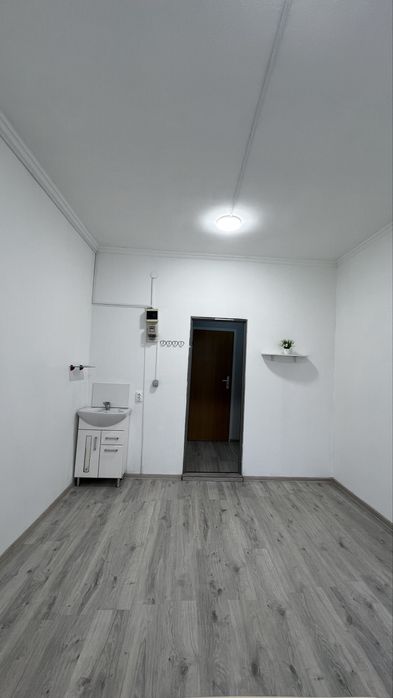 Здається в оренду приміщення вільного призначення площею 12.8 м2