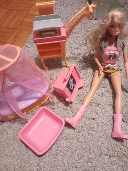 Boneca Barbie veterinária