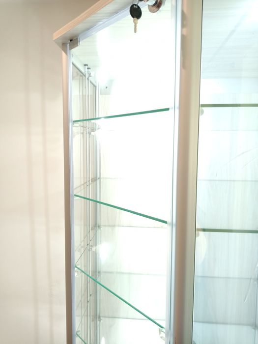 Gablota ekspozycyjna narożna