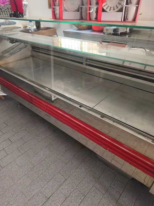 Vitrine com frigorífico