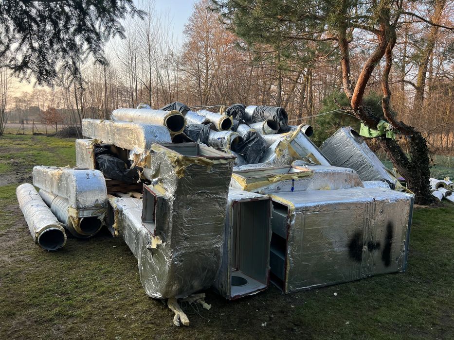 Kanały wentylacyjne (częściowo "obrane")