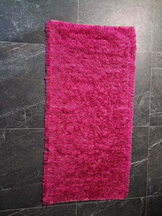 Conjunto carpete + tapete de cor rosa