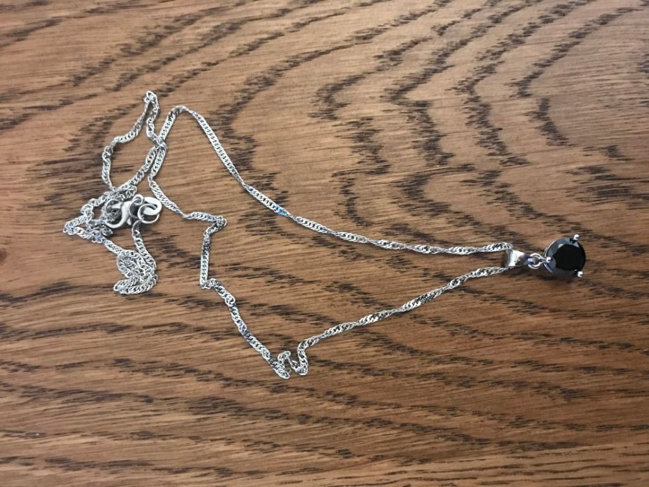 Argolas e fio com pendente (disponível em 4 cores diferentes)