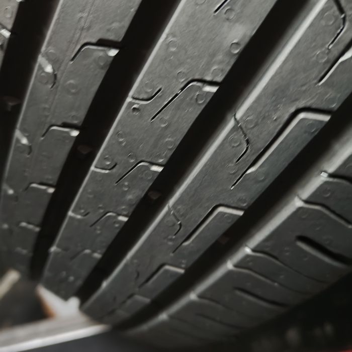 205/60/16 Sprzedam parę opon letnich Continental