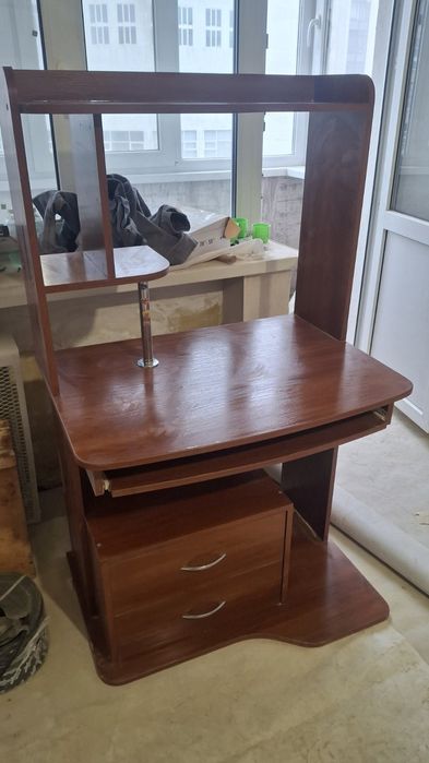 Комп'ютерний стіл