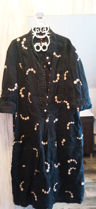 Czarna suknia z krótkim rękawem