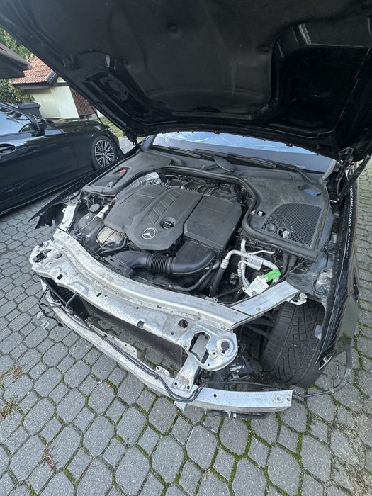 Mercedes-benz e220d uszkodzony w całości lub na części
