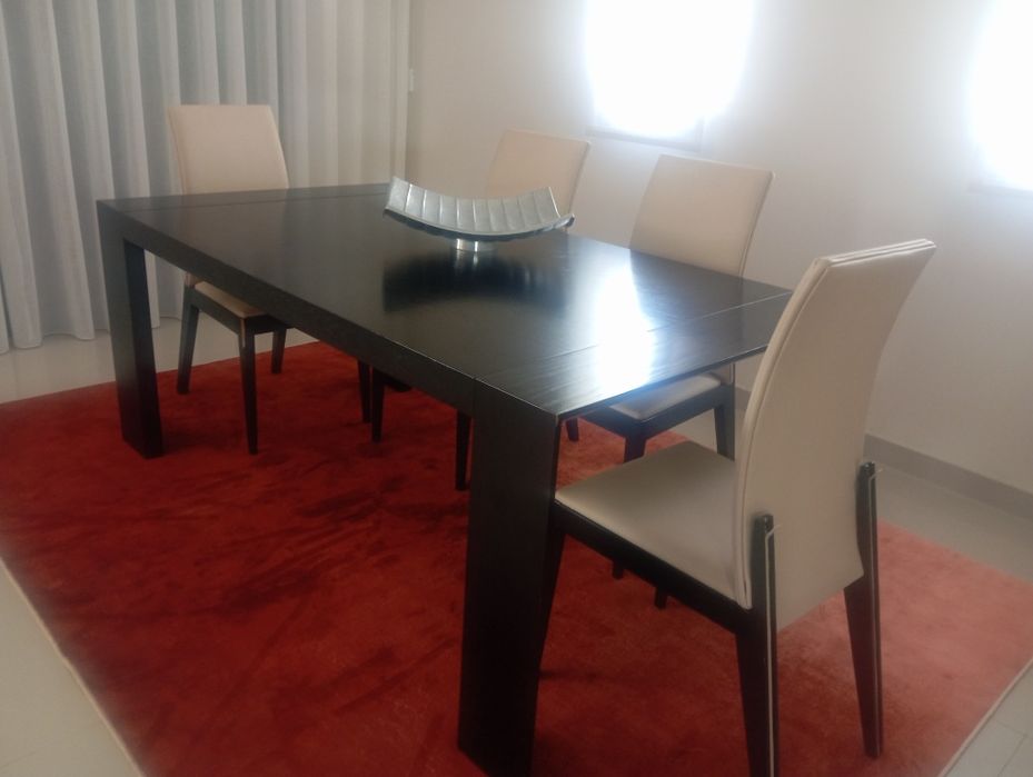 Mesa de sala de jantar oferta de cadeiras