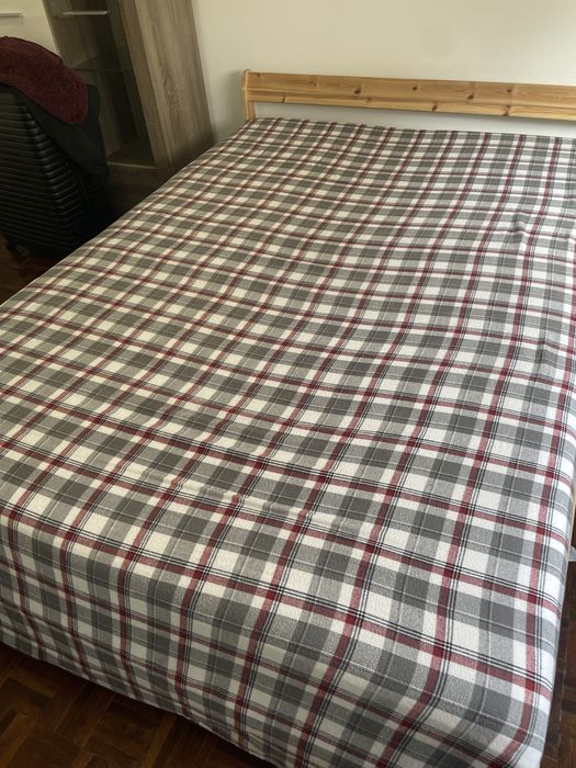 Vendo cama  de solteiro ikea, com estrado. Como nova .