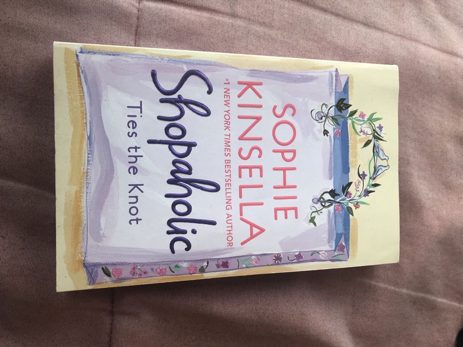 Livro “Shophaholic- Ties the Knot” em ingles