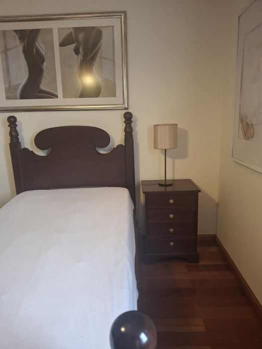 Cama de madeira  em belíssimo estado