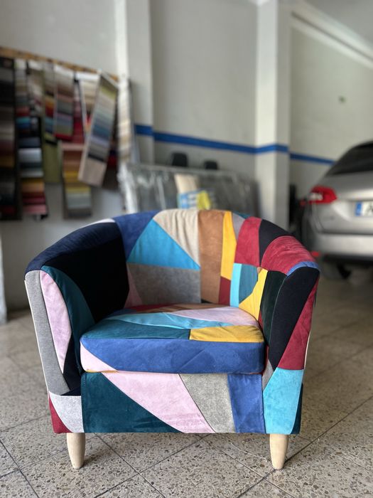 Poltrona com design moderno em estilo patchwork, combinando cores e texturas que dão personalidade a qualquer ambiente.