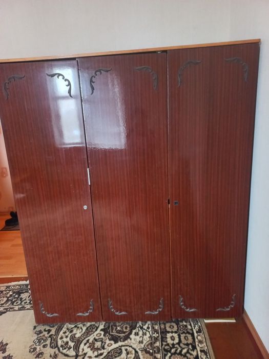 Шкаф трехдверний