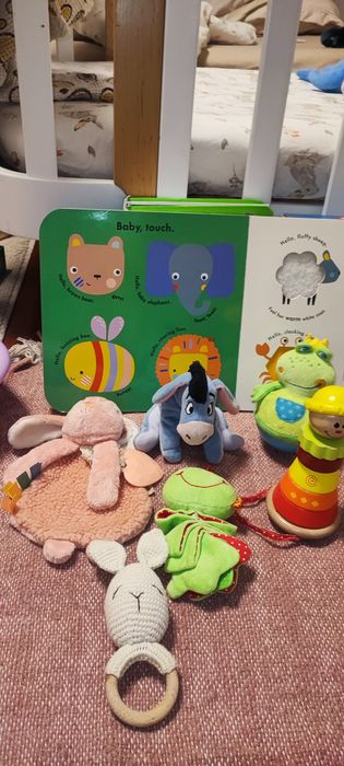 Чудові іграшки для дітей від народження і до року