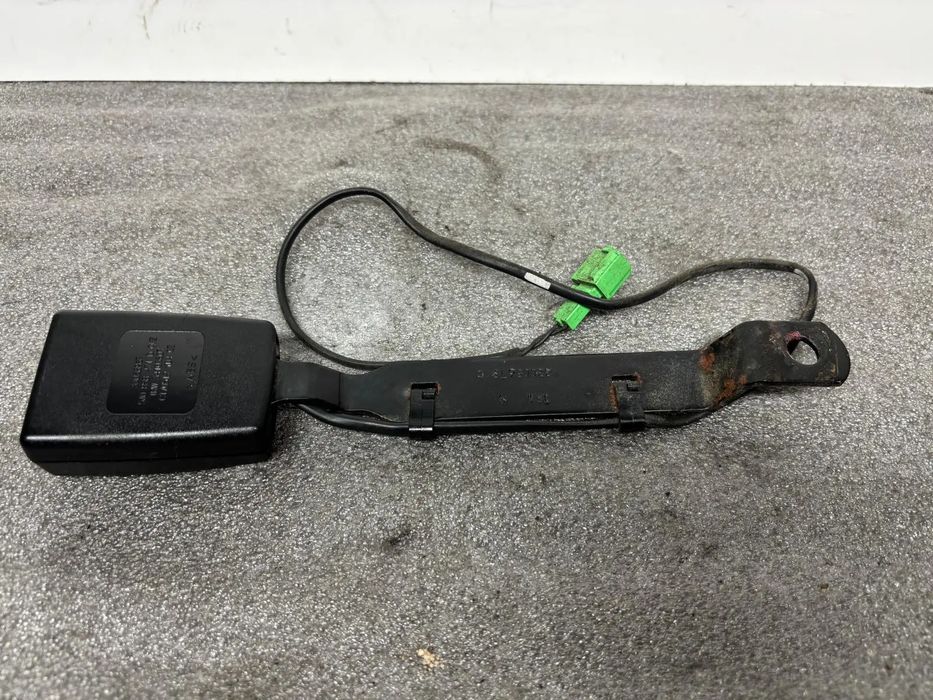 Encaixe de cinto frente esquerdo SKODA Fabia II Break (545, 5J)