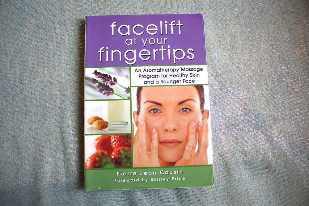 Livro de massagens estéticas faciais escrito por acupunctor, em Inglês
