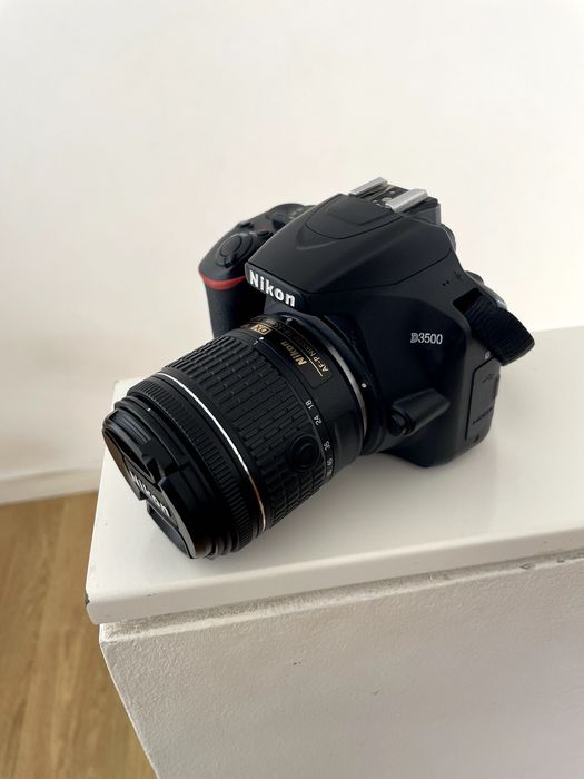 Câmara Nikon D3500 com duas objetivas (18-55 e 55-200mm)