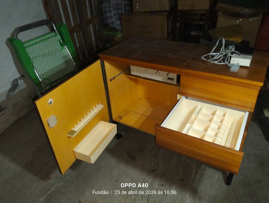 Máquina de costura PFAFF com móvel
